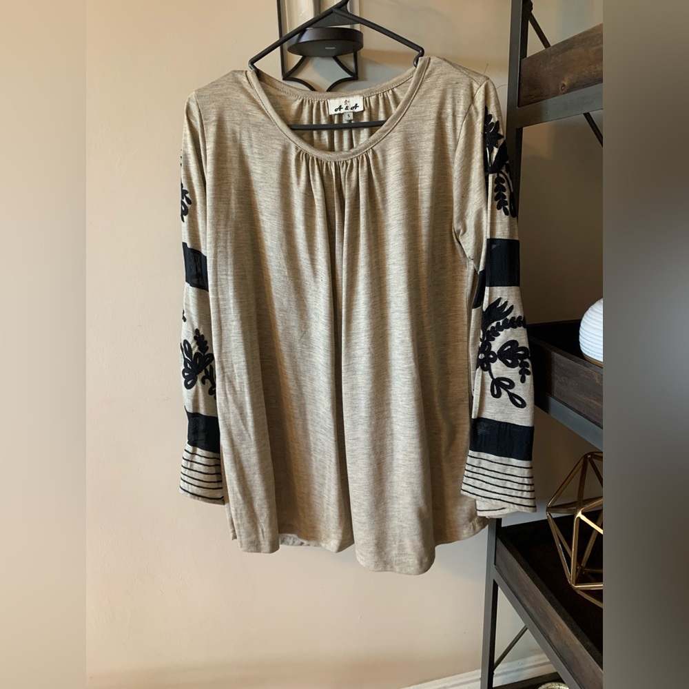 #428.Beautiful, lightly worn, long sleeve shirt, pretty sleeve design,Viscose